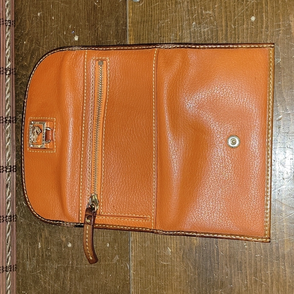 Dooney & Burke pebble leather Crossbody w matching wallet - Picture 2 of 5